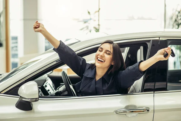 Satisfeita mulher feliz depois de obter carro novo — Fotografia de Stock