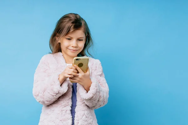 Portret van kleine meisje met behulp van smartphone — Stockfoto