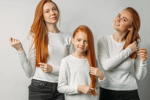 Vriendelijke roodharige meisjes geïsoleerd over witte achtergrond — Stockfoto