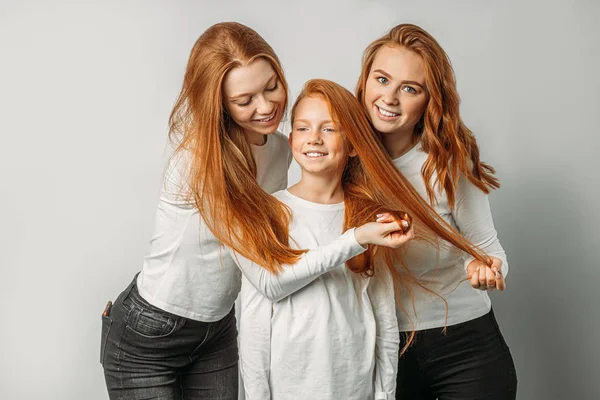 Vriendelijke roodharige meisjes geïsoleerd over witte achtergrond — Stockfoto