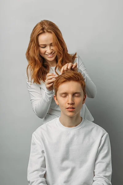 Attraente signora studiare mans capelli — Foto Stock