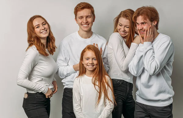 Retrato de cabelos vermelhos irmãos e irmãs posando juntos — Fotografia de Stock