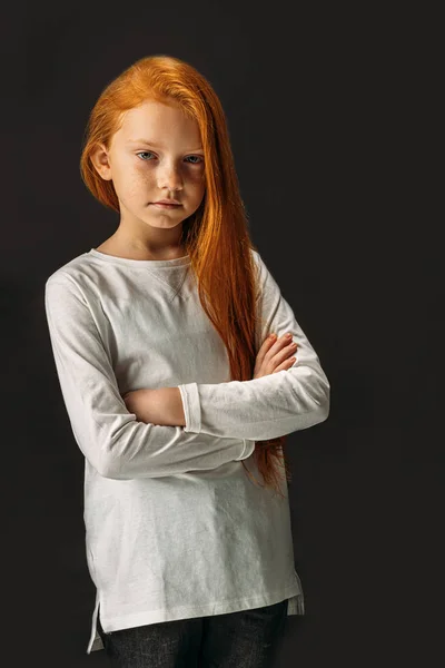 Dolce bambina con capelli rossi naturali isolati — Foto Stock