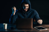 šťastný hacker muž sedět s notebookem