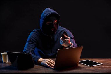 Genç hacker erkek veriye yetkisiz erişim için dizüstü bilgisayar kullanıyor