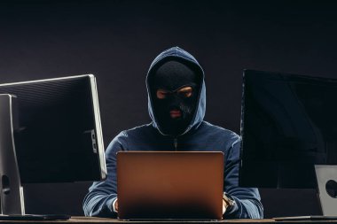 Kar maskeli genç hacker.