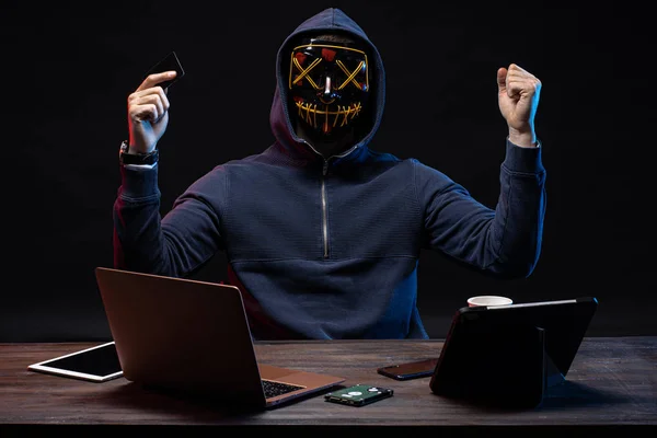 Хакер після успішного отримання доступу до банківської картки — стокове фото