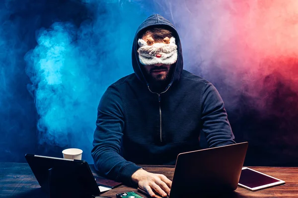 Anônimo hacker masculino cometer um crime — Fotografia de Stock