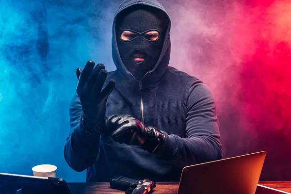 Anonym hacker man med bärbar dator — Stockfoto