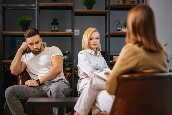 Rozzlobený a uražený pár sedí na recepci psychologa — Stock fotografie