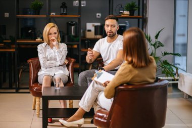 Sağlık hizmeti kavramı: genç beyaz çift profesyonel psikolog doktoru ziyaret etti