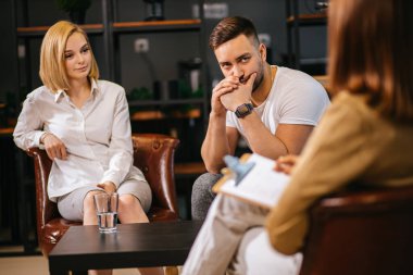 Evli çift psikoloğa gelip yardım istediler.