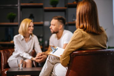 Neşeli beyaz çift, kendine güvenen aile psikoloğunu ziyaret etti.