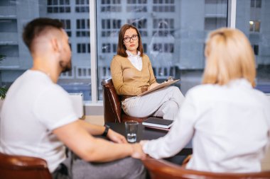 Çift, aile içinde psikolojik durumu açıklıyor ve onu dinliyor.