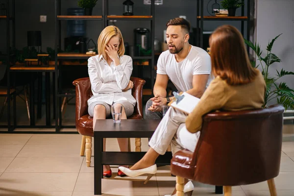 Unglückliche Eheleute sitzen im Gespräch mit Psychologen — Stockfoto