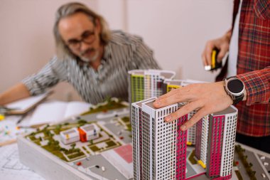Profesyonel mimar, ofis inşaatının sürecini kontrol eder