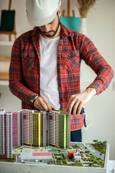 Jovem construtor montar modelo de edifício complexo, construção — Fotografia de Stock