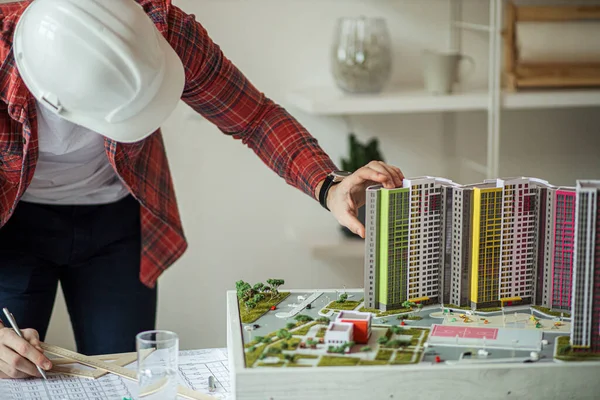 Hombre joven haciendo modelo de edificio en la oficina —  Fotos de Stock