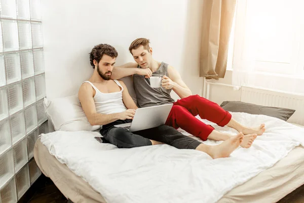 Bella coppia omosessuale, gay trascorrere del tempo insieme a casa — Foto Stock