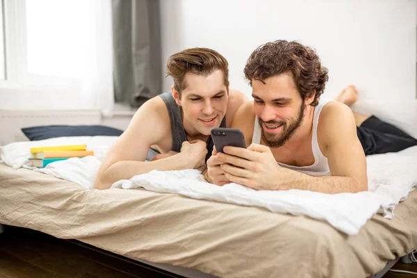 Schwule sehen interessante Videos auf dem Handy — Stockfoto
