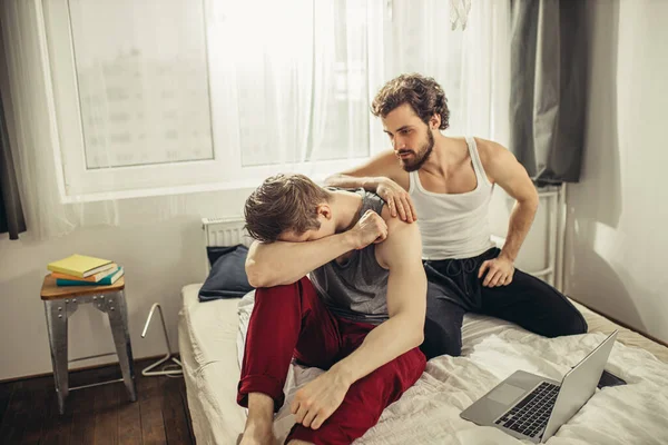 Due gay in camera da letto dopo lite — Foto Stock