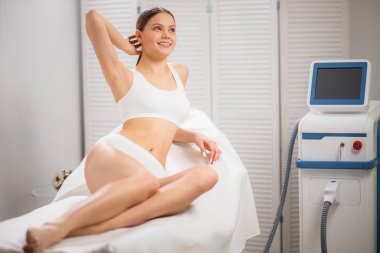 İnce kadın lazer epilasyonu olduğu için mutlu.