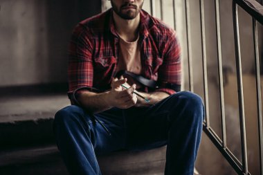 Verandada tanınmayan genç bir keş var.