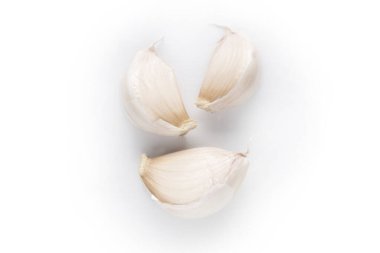 Beyaz arkaplanda sarımsak izole edilmiş.