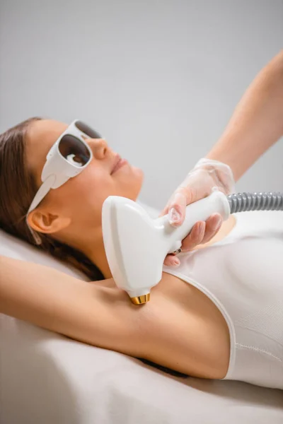Koncepcja pielęgnacji skóry. kobieta uzyskać zabieg depilacji laserowej — Zdjęcie stockowe