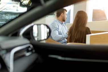 Galeride birlikte oturan çiftin yan görüntüsü