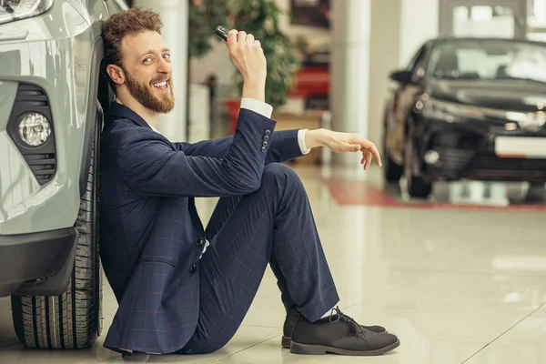 Homem de negócios positivo obter chaves de seu carro novo — Fotografia de Stock
