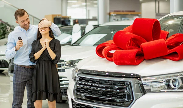 Homem comprou novo automóvel para sua namorada — Fotografia de Stock