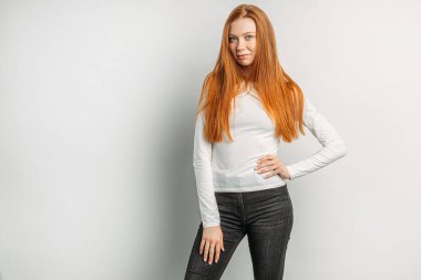 Muhteşem kızıl saçlı kız beyaz arka planda izole edilmiş.