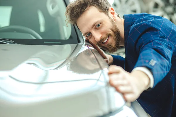 Homem feliz acariciando um carro novo — Fotografia de Stock