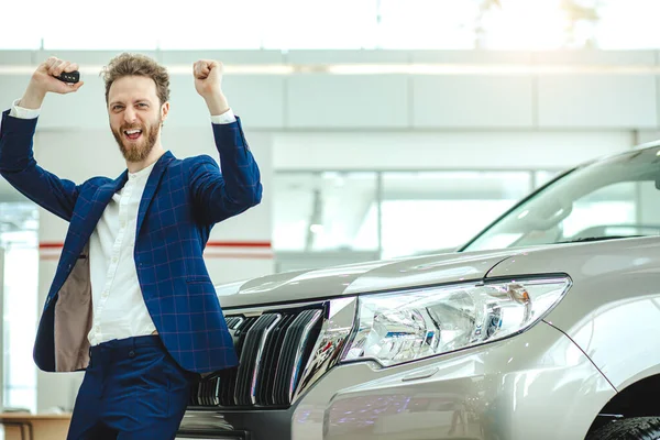 Alegre homem positivo desfrutando depois de comprar carro novo — Fotografia de Stock