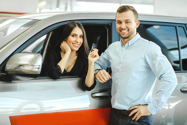 Belo casal comprou carro novo na concessionária — Fotografia de Stock