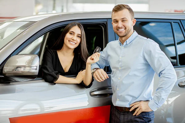 Feliz casal comprar carro novo — Fotografia de Stock