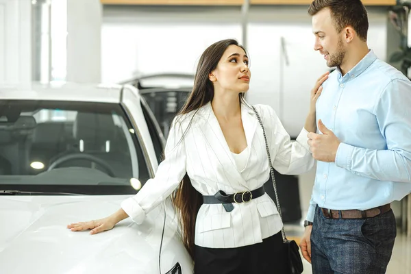 Mulher implorando ao marido para comprar um carro novo — Fotografia de Stock