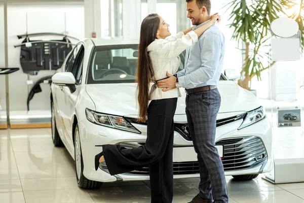 Jovem família comprou carro novo na concessionária — Fotografia de Stock