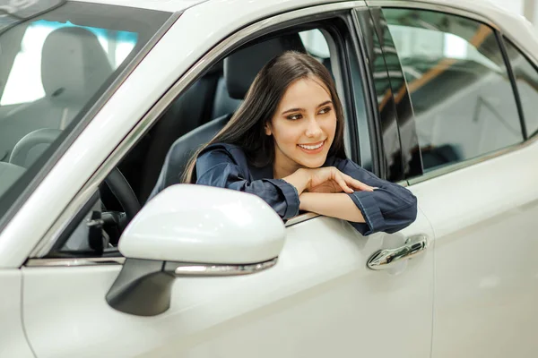 Bela senhora quer comprar este carro novo — Fotografia de Stock