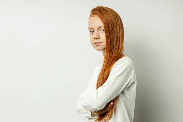하얀 배경에 고립되어 있는 심각 한 빨간 머리 소녀의 사진 — 스톡 사진