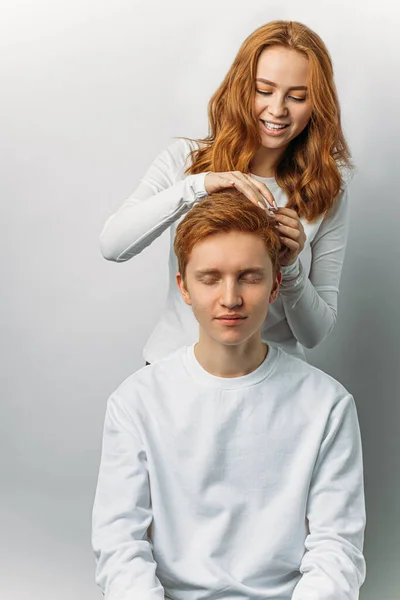 Portret van zorgvuldige vrouw aanraken van mannen rood haar — Stockfoto