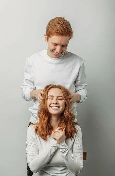 Fratelli e sorelle felici con i capelli rossi — Foto Stock