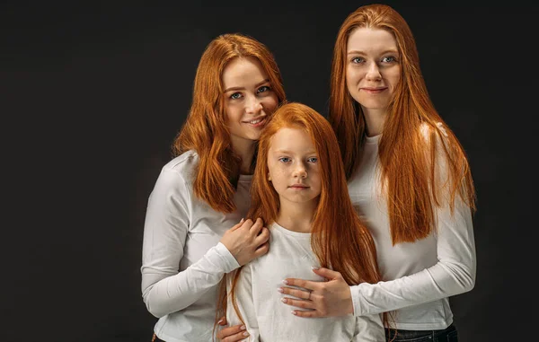 Hermosas chicas con el pelo rojo aislado sobre fondo negro —  Fotos de Stock