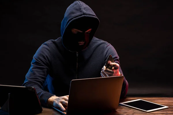 Hacker hombre anónimo aislado en el espacio oscuro —  Fotos de Stock