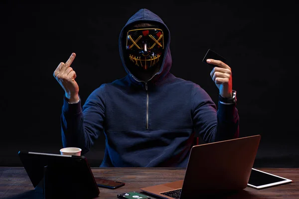 Homem hacker perigoso na máscara — Fotografia de Stock