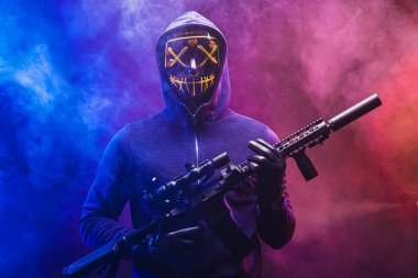 Silahlı, kendinden emin, tehlikeli bir katil.