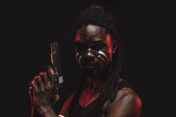 Retrato de joven bandido africano con pistola — Foto de Stock