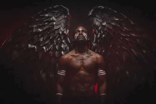 Δυνατός μαύρος άγγελος με δροσερά φτερά — Φωτογραφία Αρχείου