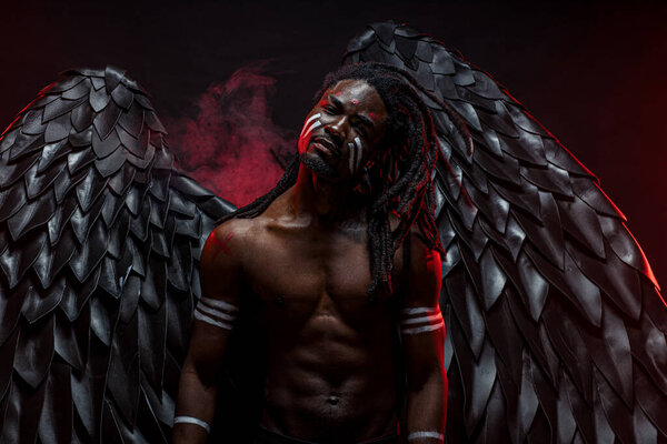 без рубашки темный ангел в красном дымчатом пространстве
